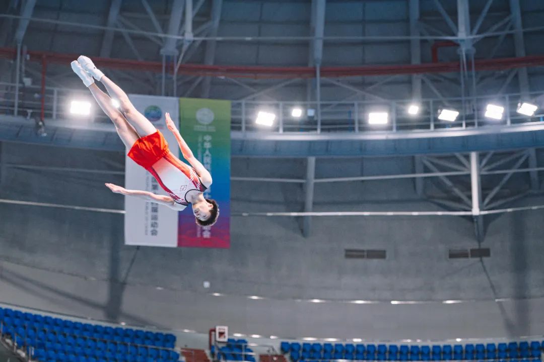 "空中芭蕾"在西大上演!十四运会蹦床测试赛举行