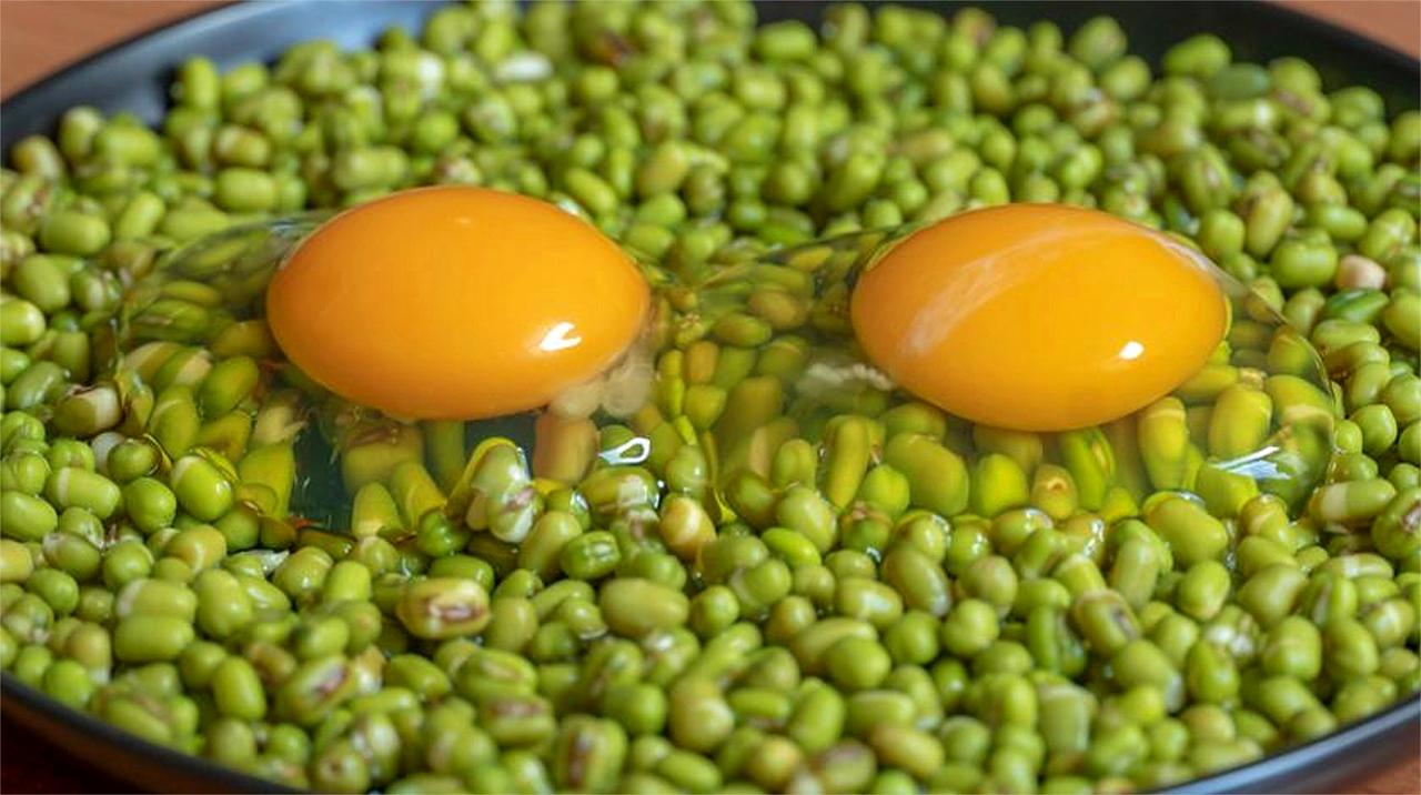 活了30年,才知道绿豆加鸡蛋这样做,松软又香甜,孩子都吃不够