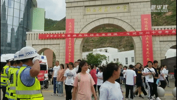 陕西省延安市宜川县中学考生向交警鞠躬致谢。