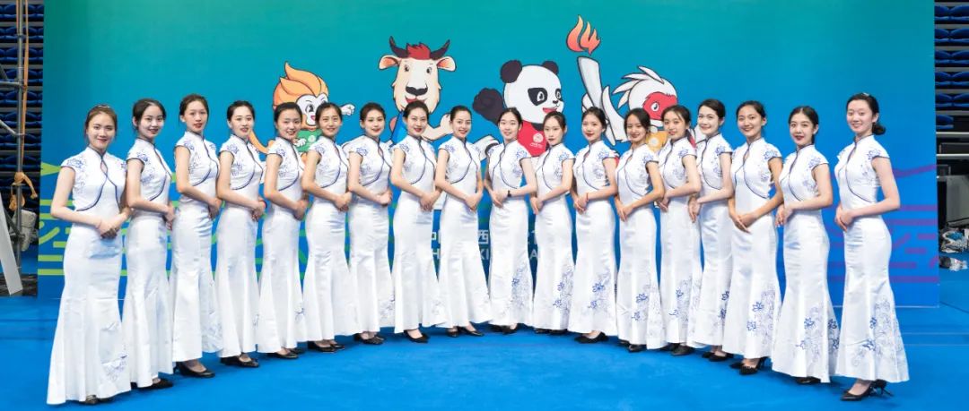 同,我们的职责是身着华服,托起奖牌,吉祥物,在庄严而神圣的颁奖仪式上