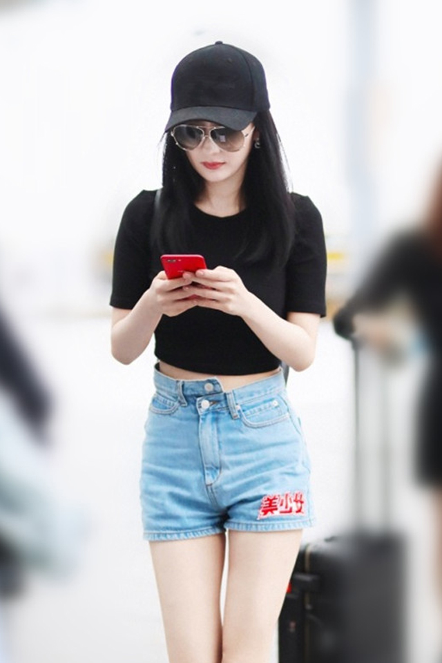 杨幂腰太细了穿牛仔短裤还有空隙真该加条腰带固定
