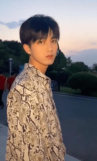 黄锐铨也是一位网红帅哥,他长得十分俊秀,眼睛大且明亮有神,五官精致