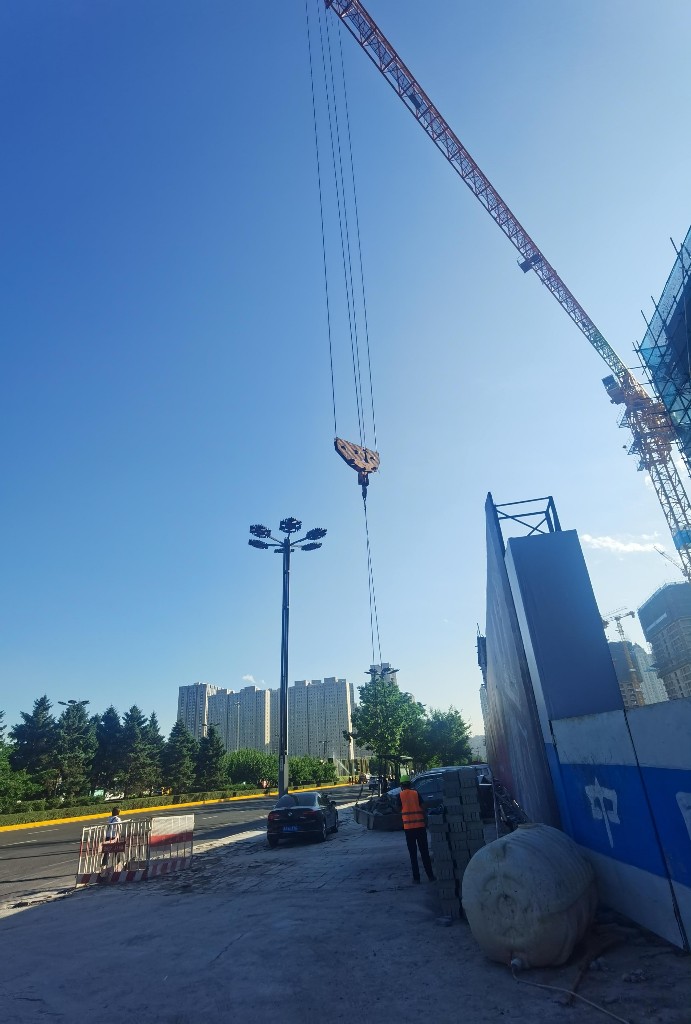 塔吊料斗在人行道上装砖?如此施工太危险