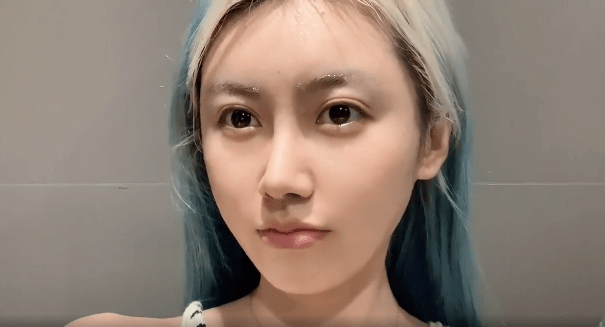 赵喵喵再晒纯素颜照,虽然很美毫无瑕疵,但和浓妆时完全像两个人|喵喵