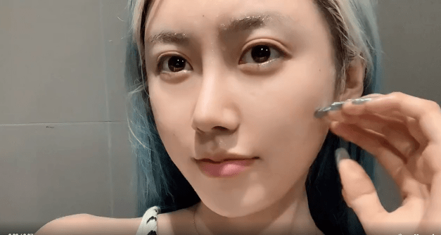 虽然很美毫无瑕疵,但和浓妆时完全像两个人|喵喵|素颜|浓妆_新浪新闻