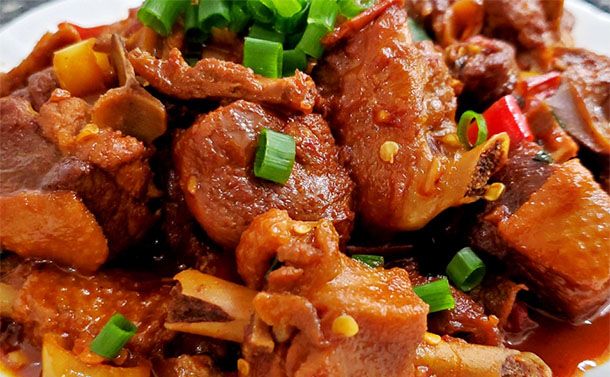 今天介绍的这道菜就是红烧鸭块,美味营养孩子爱吃,润肺止咳,还暖胃