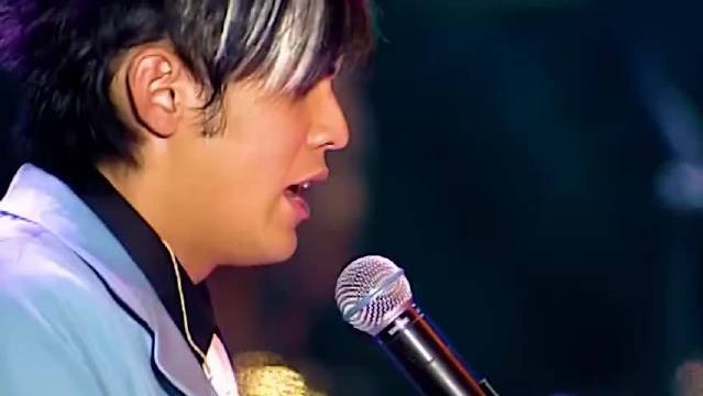 白毛伦颜值巅峰时期,以前头一侧高音就上去了,后来话筒一转