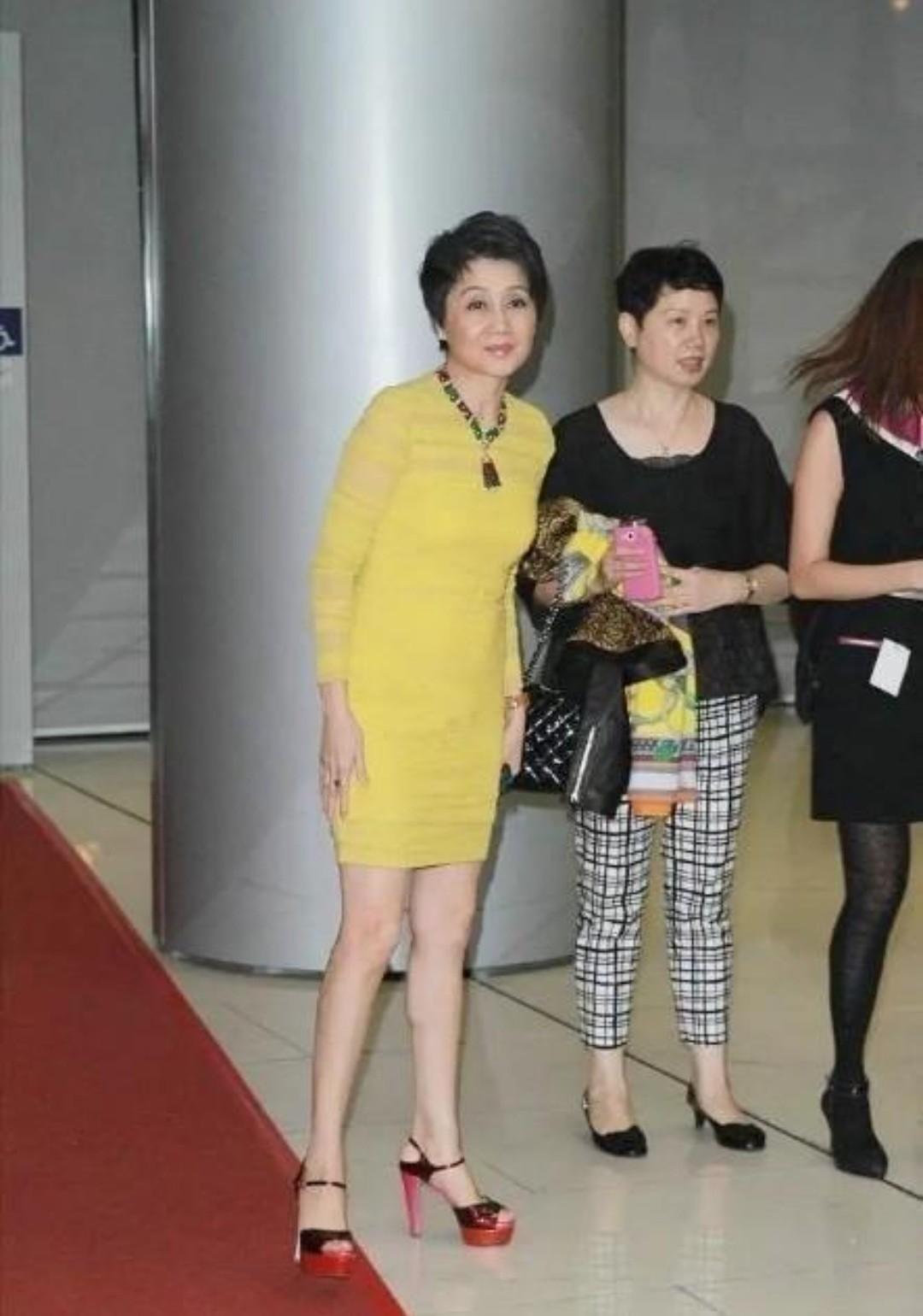 而梁安琪却反其道而行,将亮色衣服穿出了时尚高级感.