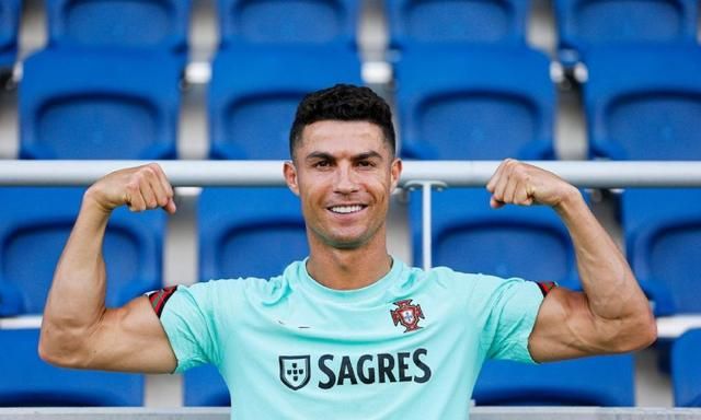 C罗笑了!葡萄牙出线概率高达94%,0休闲区蓝鸢梦想 - Www.slyday.coM