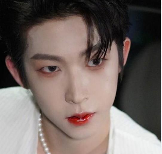 红毯:男星们浓妆艳抹争奇斗艳带偏审美,这次真的不怪鹿晗