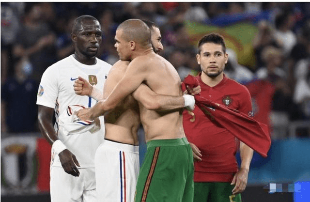 佩佩很生气,指挥门将扑点球被无视,赛后跟本泽马交换球衣休闲区蓝鸢梦想 - Www.slyday.coM 佩佩很生气,指挥门将扑点球被无视,赛后跟本泽马交换球衣休闲区蓝鸢梦想 - Www.slyday.coM