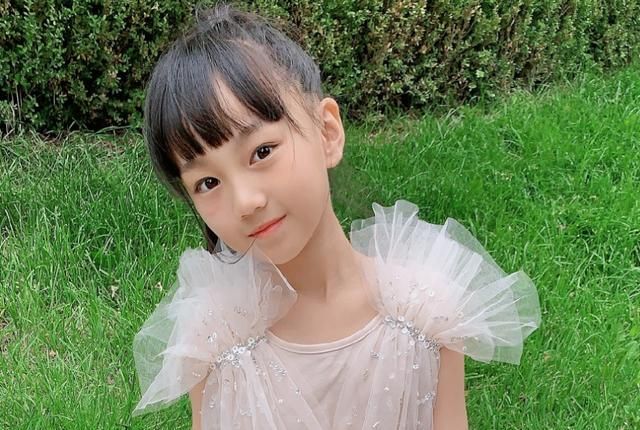 在看到阿拉蕾跟董力同框后,很多网友也都扒出了小山竹的近照,照片中的