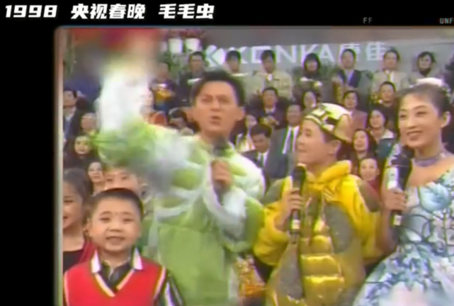 1998年,何炅登上央视春晚,在央视春晚上扮演毛毛虫,模样十分可爱.