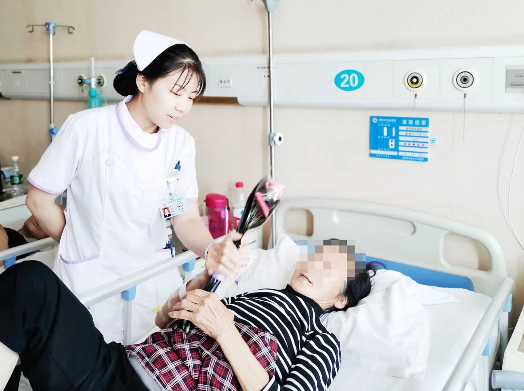 咸阳市中心医院:护士村口热心施救 妈妈默契给力配合