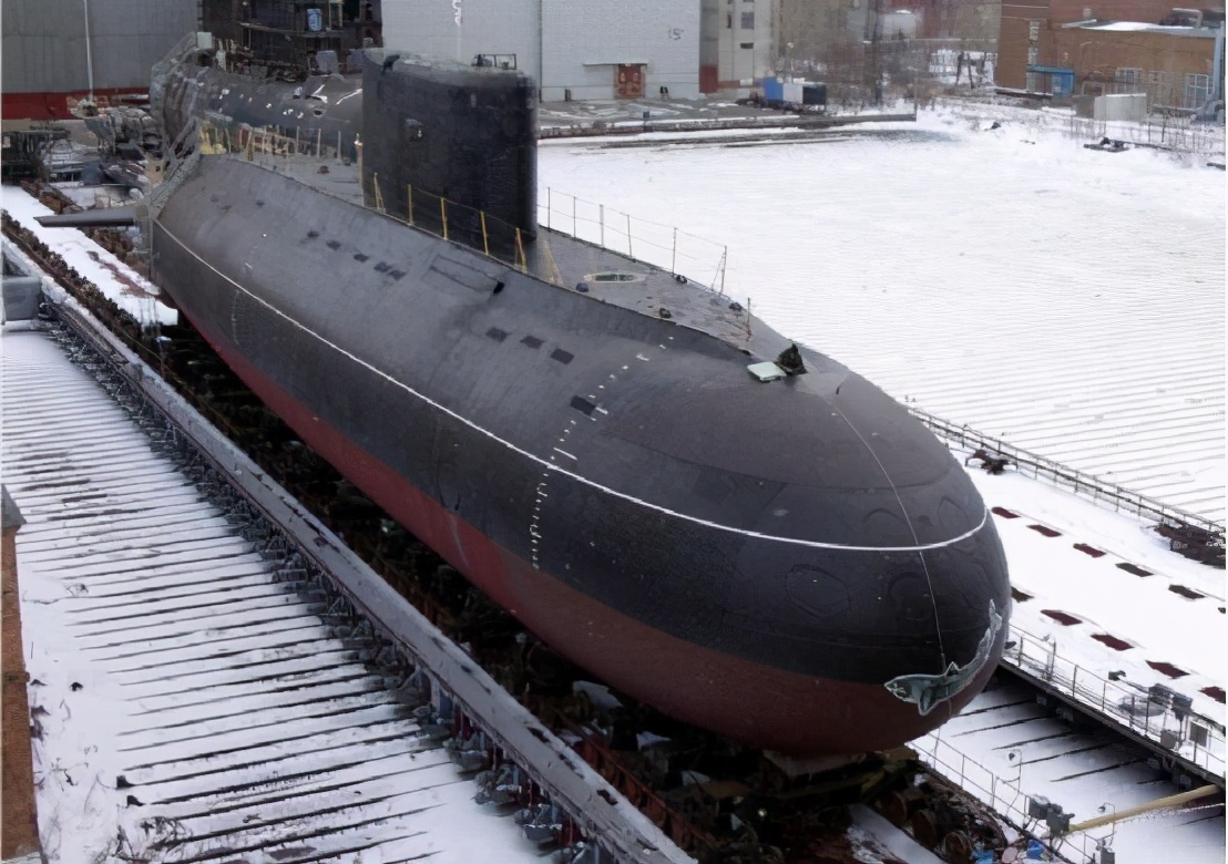 结果跑了半路突然摊上大事,不知不觉当中,航母编队居然被俄罗斯潜艇