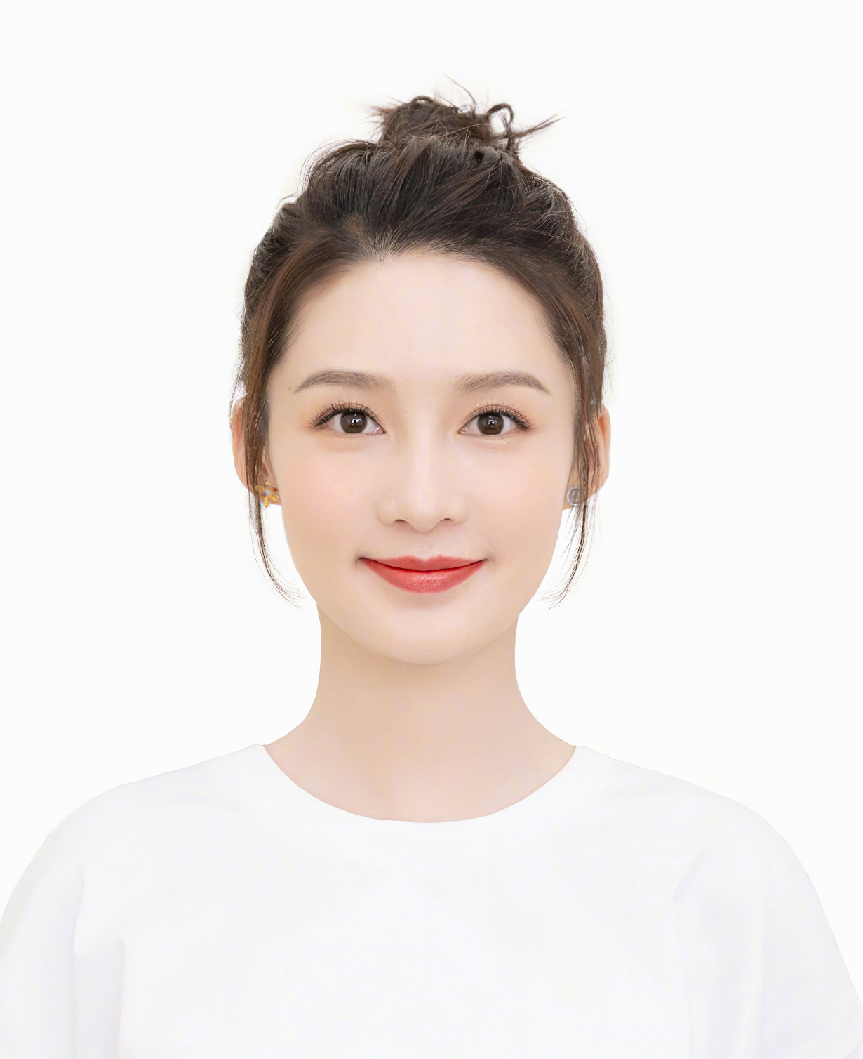 在这张证件照中,李沁卸掉了眼线和眉毛,眼睛却依旧明亮有神,而且她的