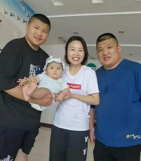 41岁草帽姐升级当奶奶,孙子7个月大,儿子却还没到法定结婚年龄