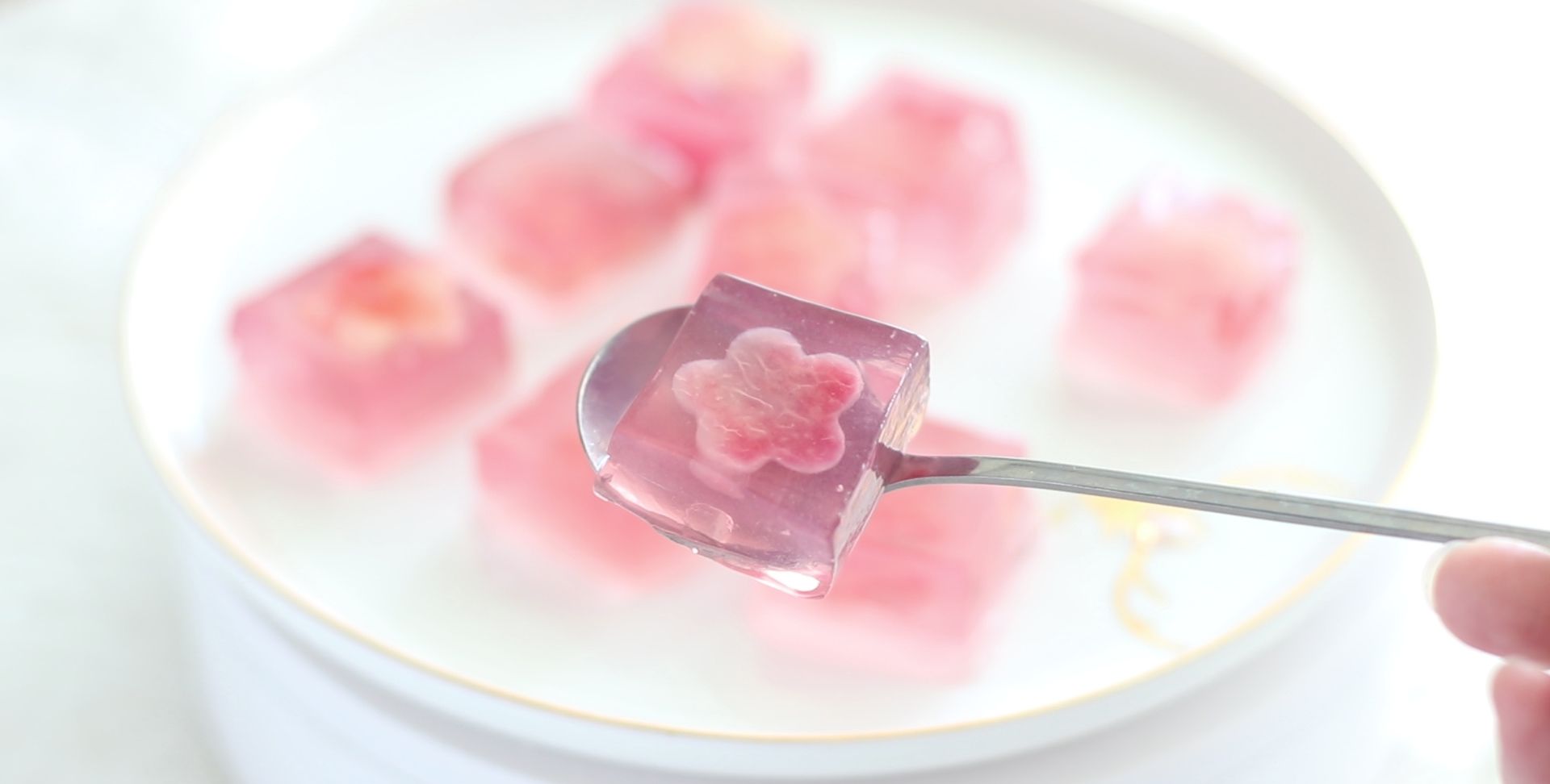 用桃子做花式果冻满满蜜桃香好看又好吃