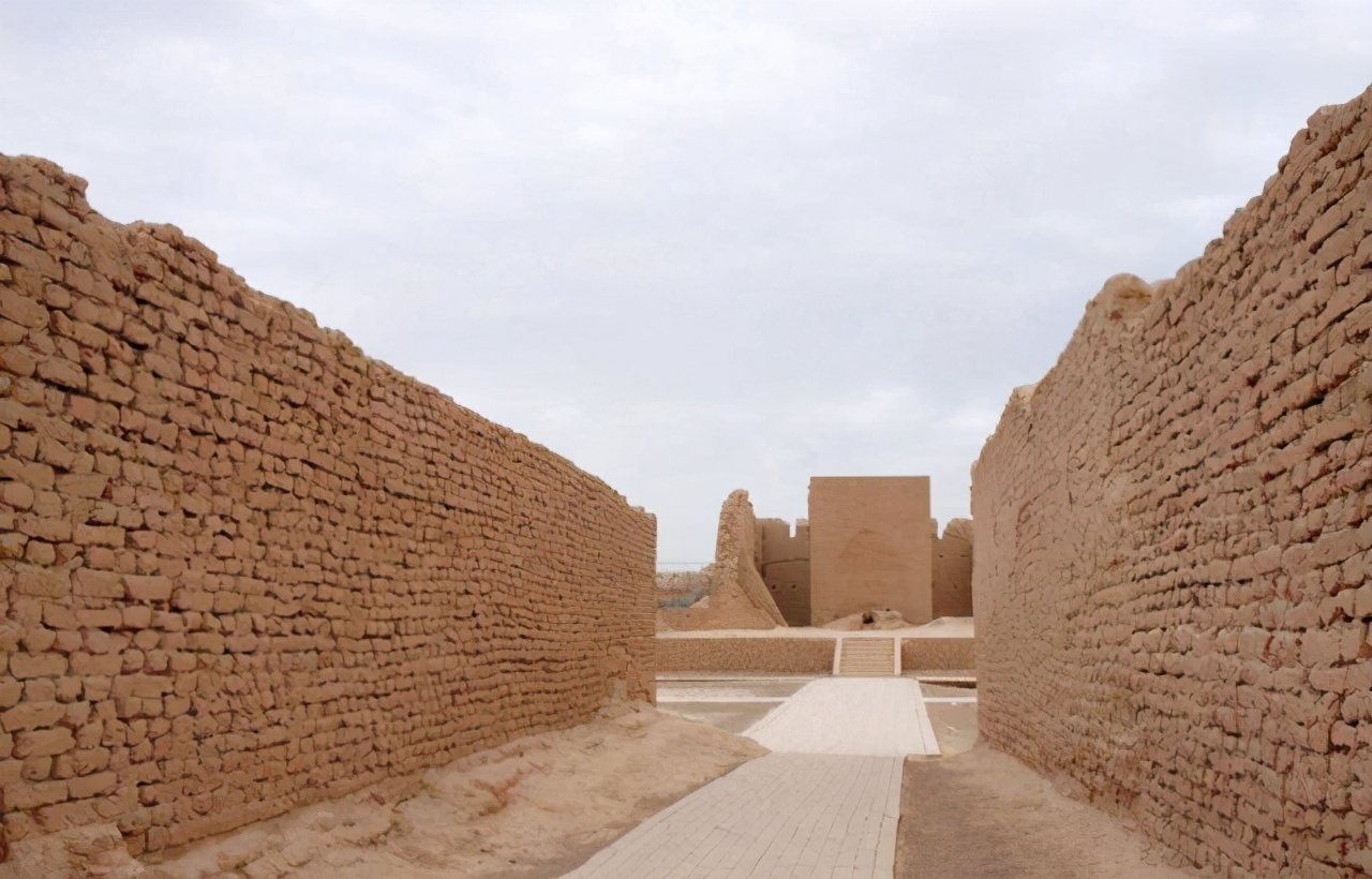 阿斯塔纳墓地,全名为"哈拉和卓·阿斯塔纳",在当地人的语言中被译作"