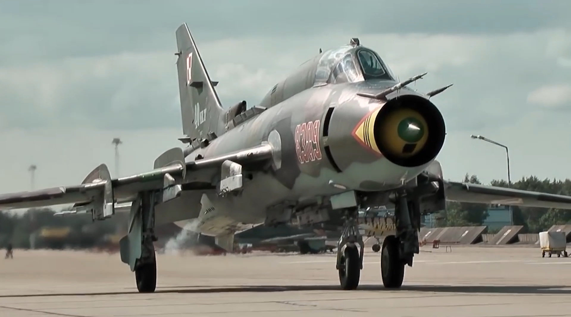 苏-22攻击机飞行表演,40多年前的超音速战机!