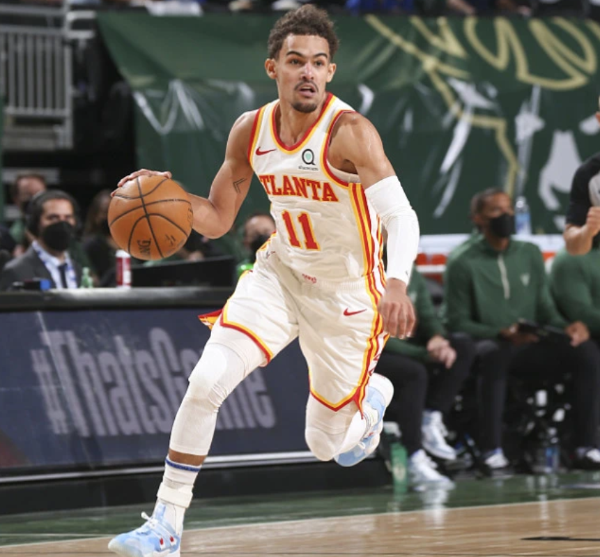 首节一上来,两队就紧咬比分,特雷杨手感火爆,单节