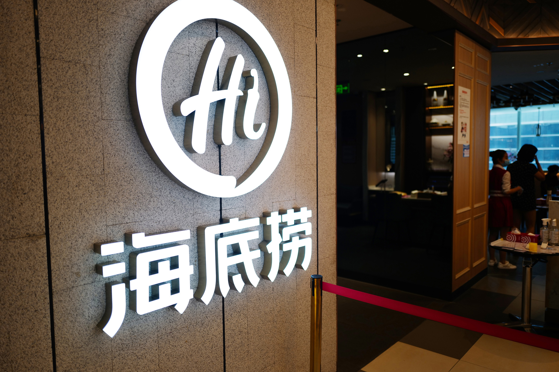 2100亿没了!海底捞跌下神坛,新加坡首富张勇痛失668亿__财经头条