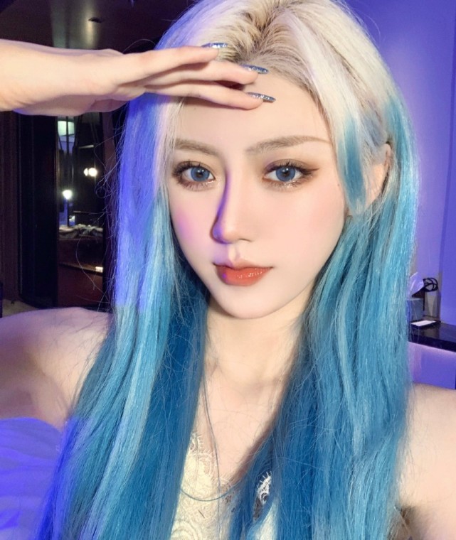 赵喵喵再晒纯素颜照,虽然很美毫无瑕疵,但和浓妆时完全像两个人|喵喵