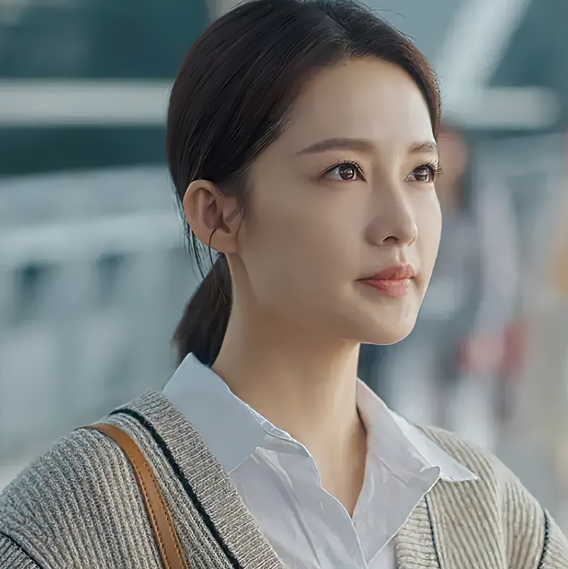 李沁罕见晒出证件照卸掉眉毛眼线素颜绝美可发量却成关注焦点