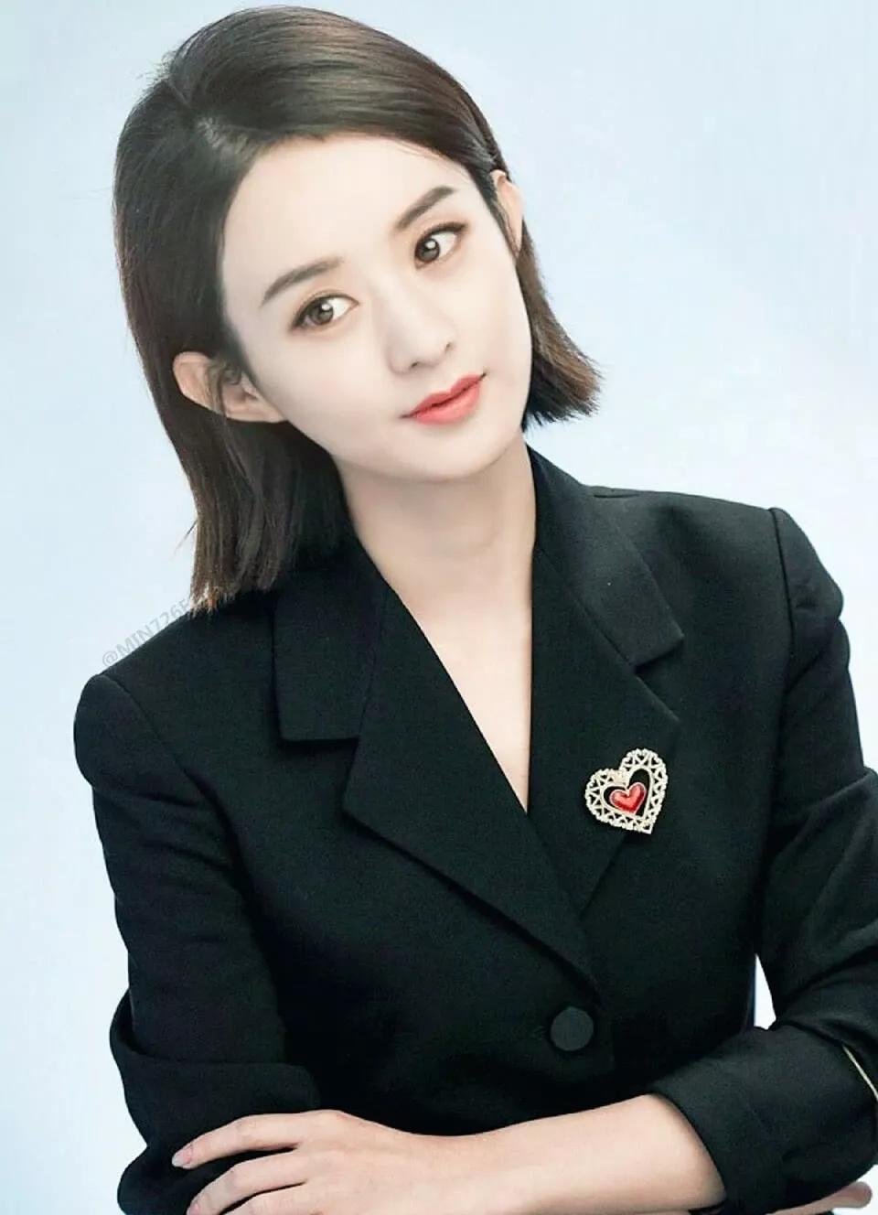 当34岁赵丽颖和23岁周也同穿西装女明星的气场是装不出来的