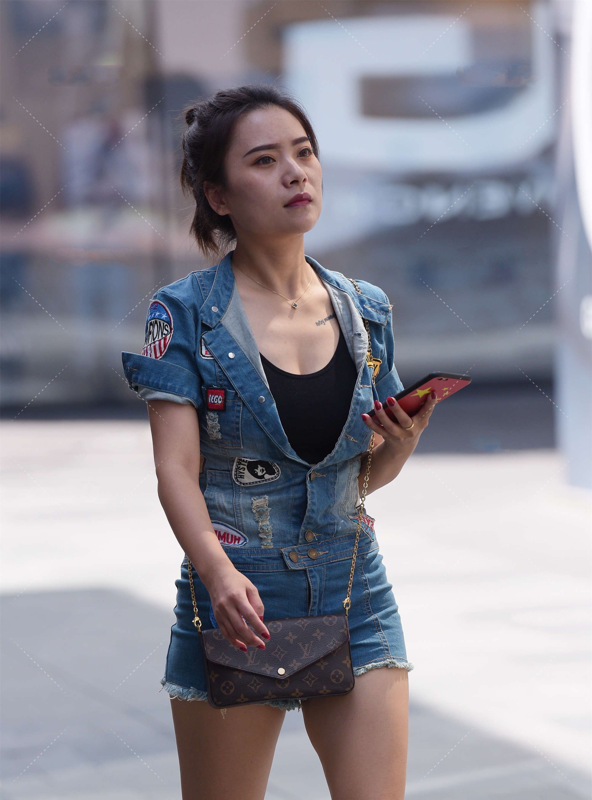 修身的牛仔套装清凉解暑凸显好身材夏天穿再合适不过了