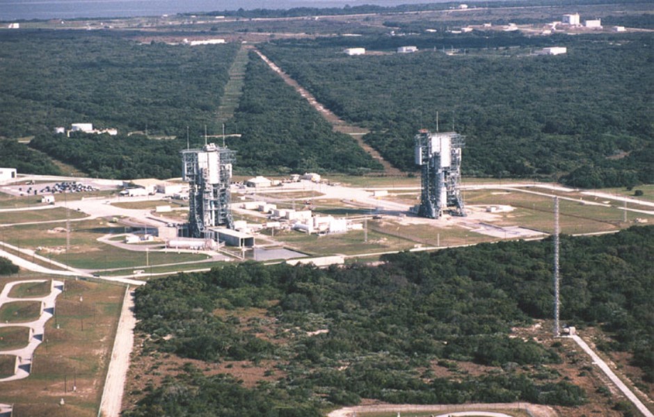 比如,美军的主要空间发射基地——范登堡空军基地,位于美国加利福尼亚