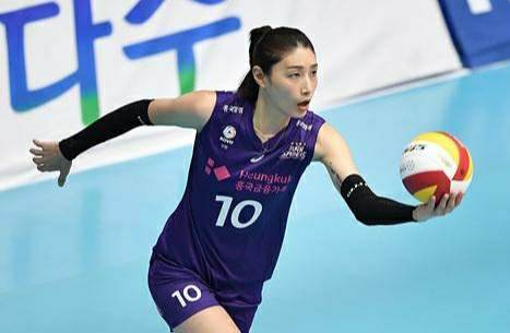 只能从矮个子里挑将军,临时征调了联赛中表现相对出色的主攻李素英