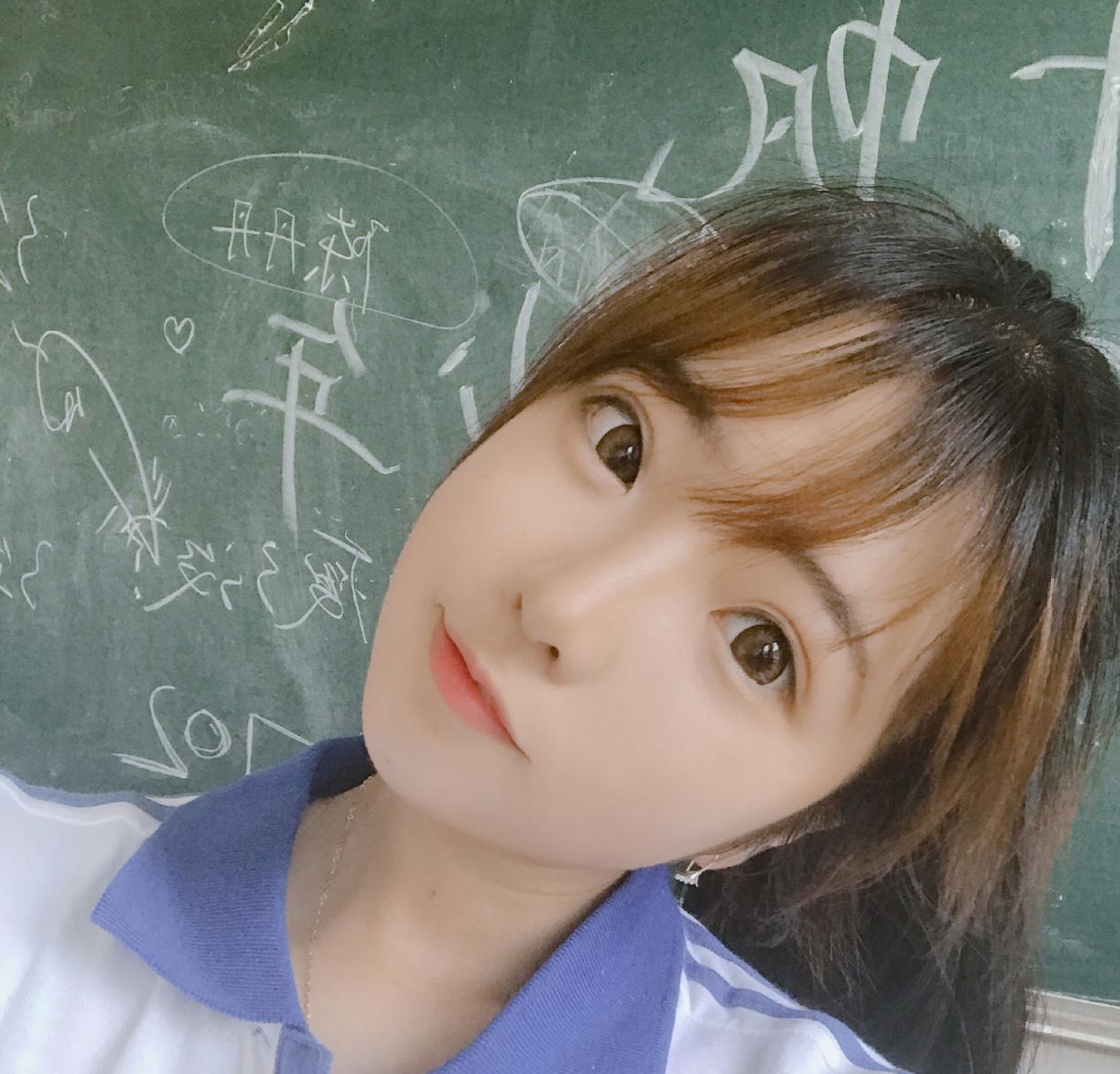 郝一点首次公开童年照小时候像个男孩儿当真是女大十八变