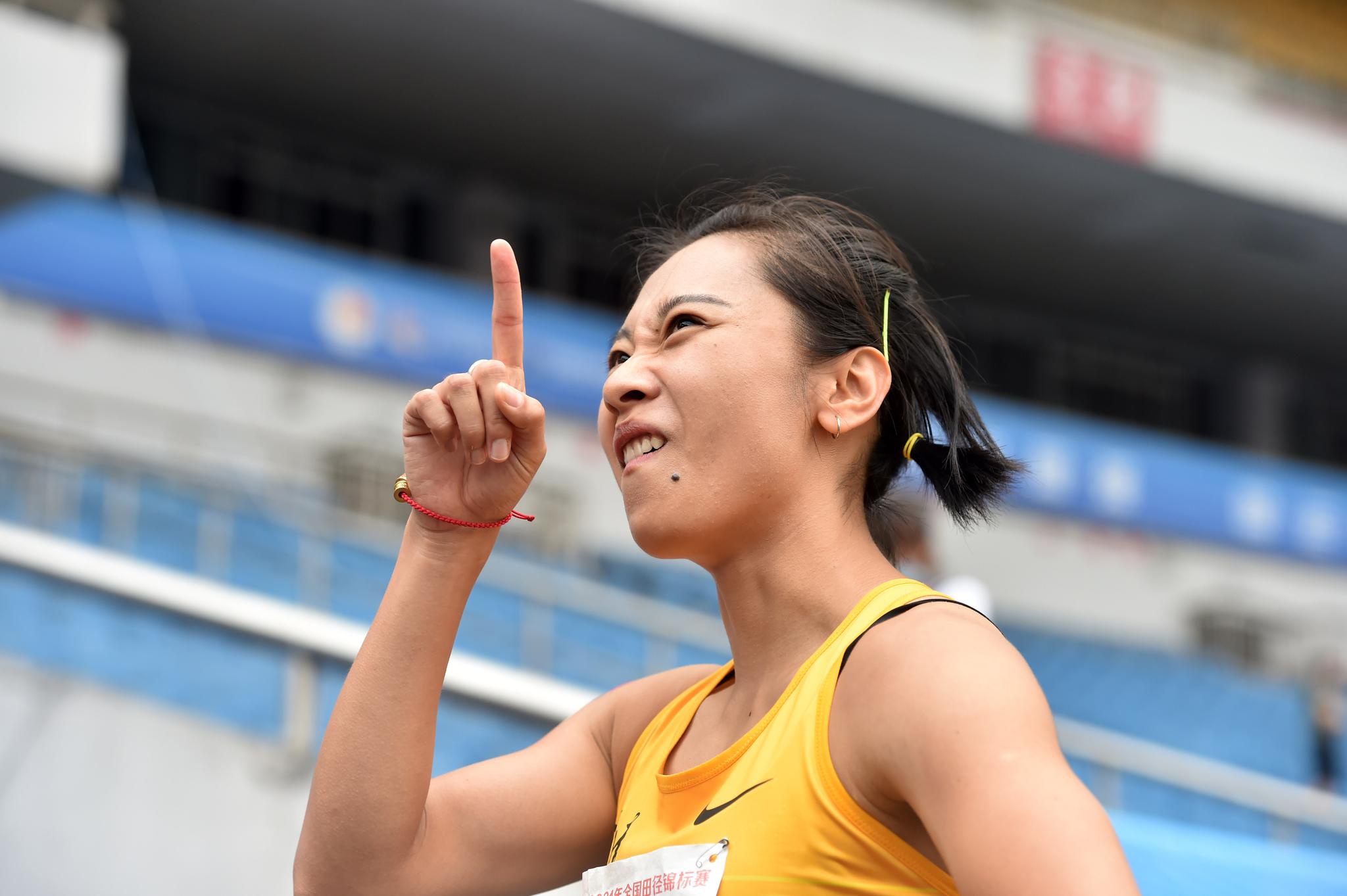 6月24日,葛曼棋(右二)在比赛中撞线.新华社记者 唐奕 摄