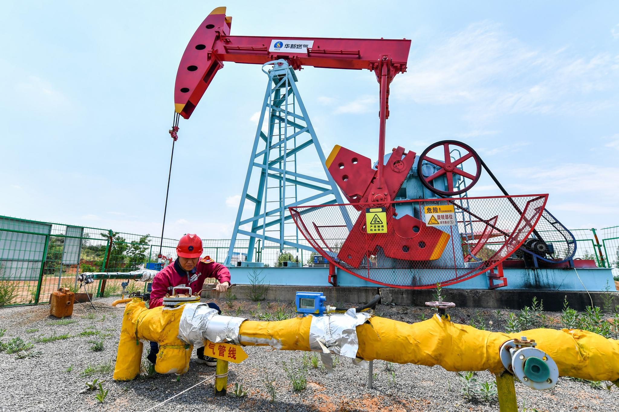 有限公司的工作人员在山西省晋中市榆社县的一处排采现场进行井口维护