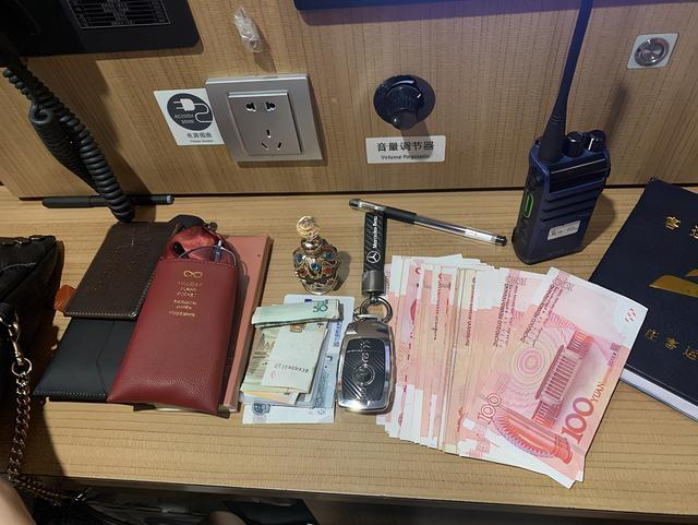 列车上,党员警长为旅客找回万元现金