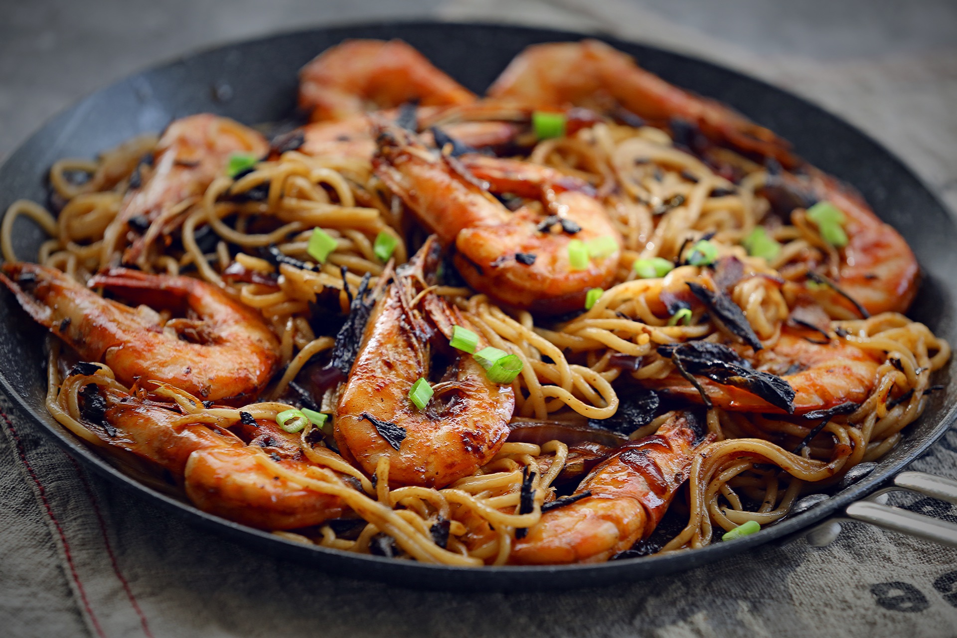 鲜虾炒面吃过但搭配茶叶可试过教你新做法带你体验新味道