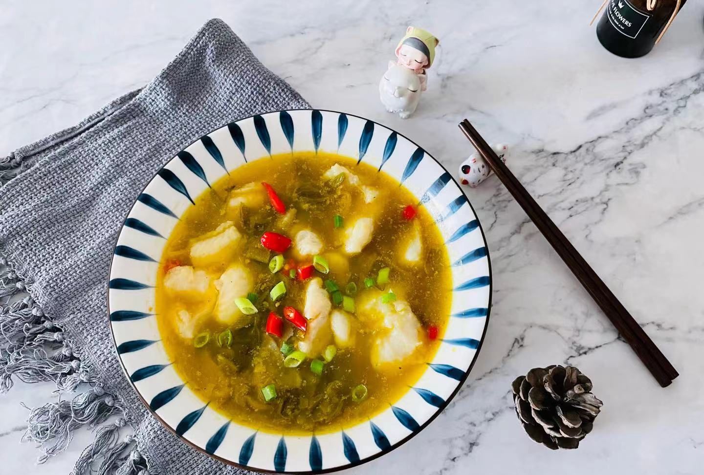 想着家里还有不少巴沙鱼片,顺手拎出酸菜鱼调料做个酸菜鱼好啦.