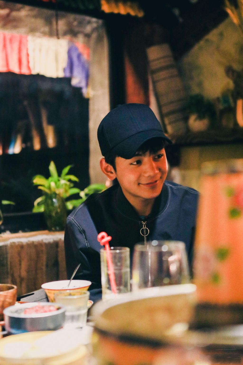 丁真录《中餐厅5》路透,穿衬衫满眼少年感,拖着行李像是放暑假