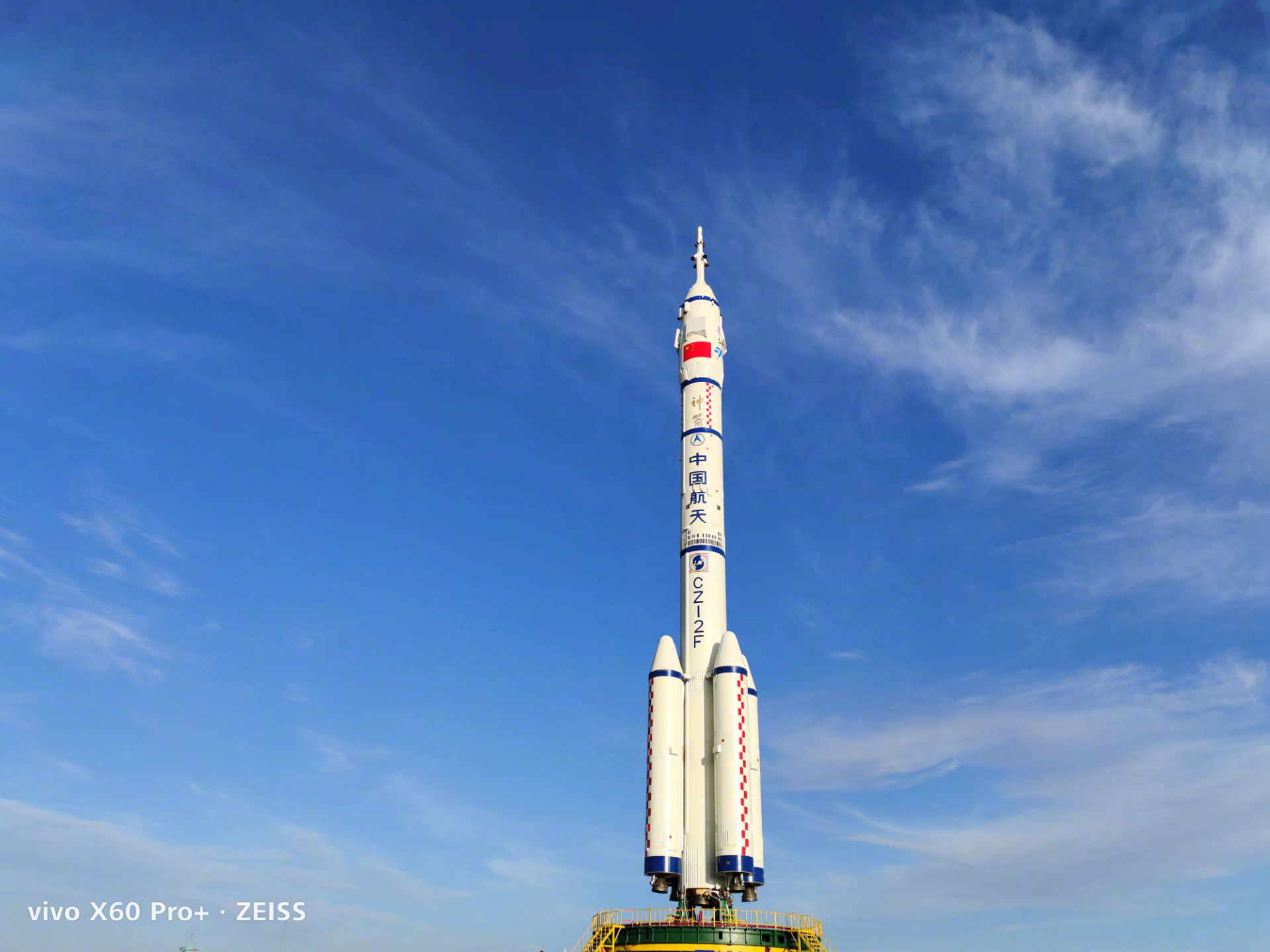 vivox60pro拍摄神舟十二号升空让其形象腾空而起