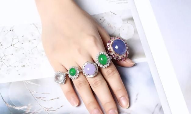 杨丽萍用舞蹈与翡翠结合,尽显柔美!为什么翡翠是"玉石之王"?