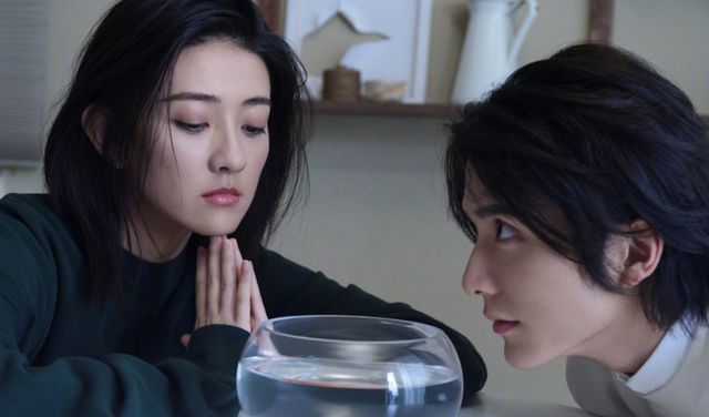 张新成梁洁拍时尚大片,打闹嬉戏画面甜蜜,氛围感甜到掉牙