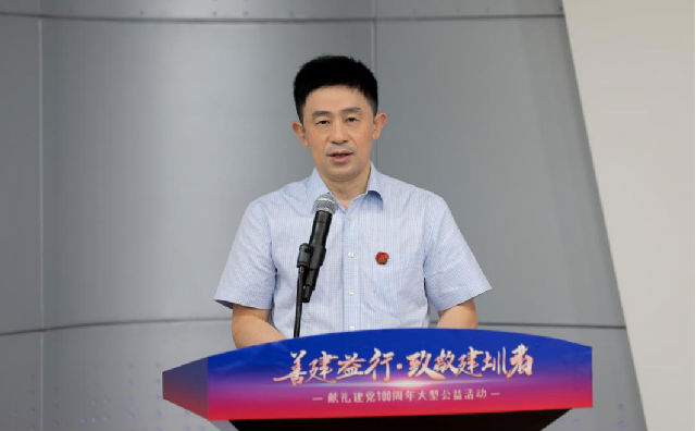 图为:深圳报业集团党组成员,深圳商报总编辑邓自强致辞.