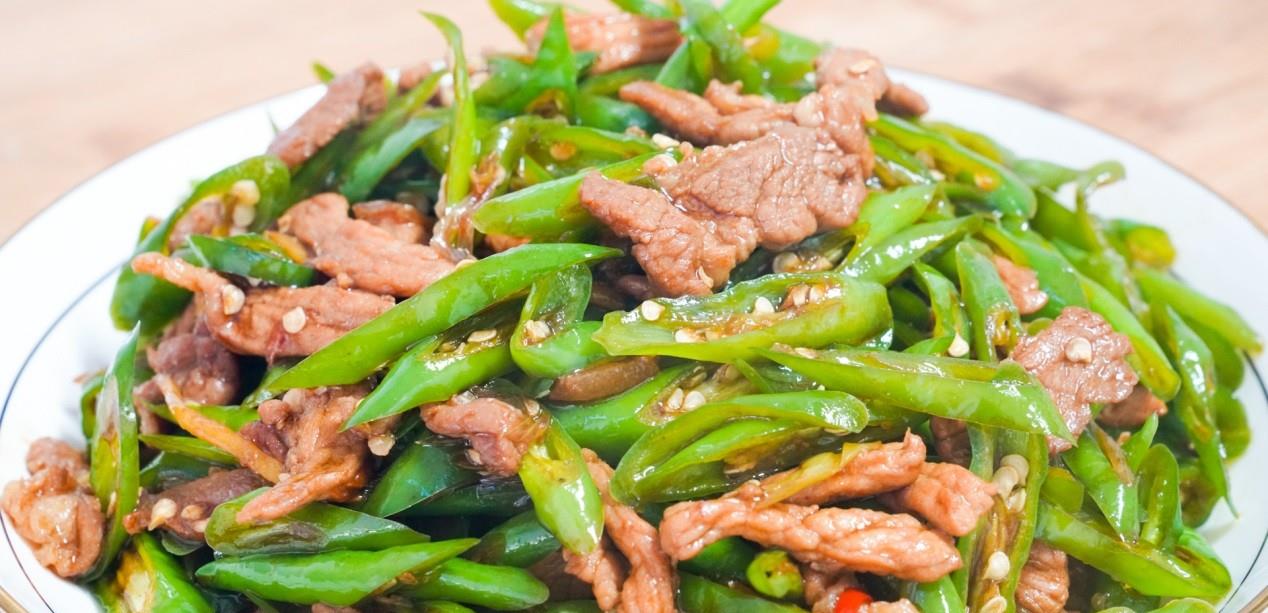 辣椒炒肉到底怎样做才好吃呢?炒之前多加这一步,肉片香辣下饭