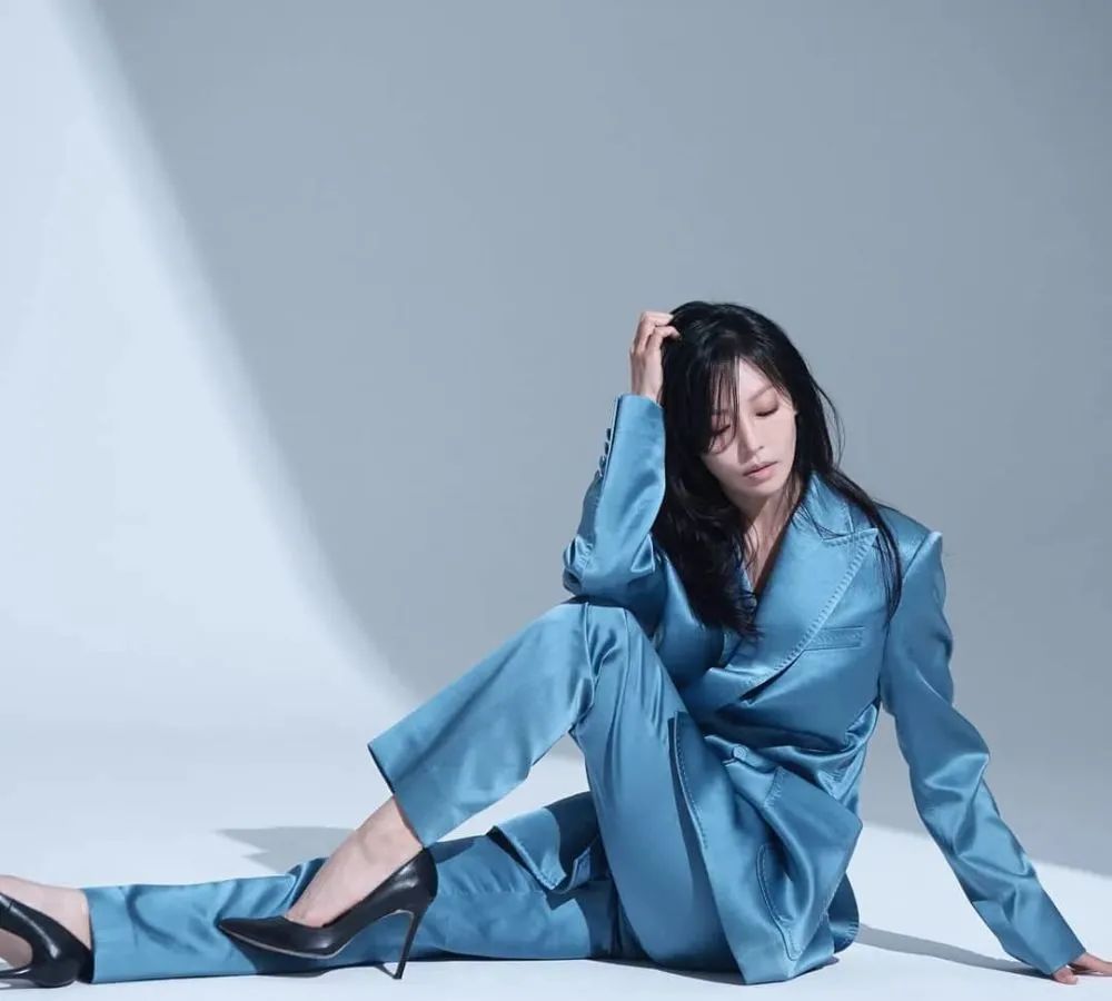 40岁的金素妍因为美貌爆红穿白色连衣裙显身材曲线气质开挂