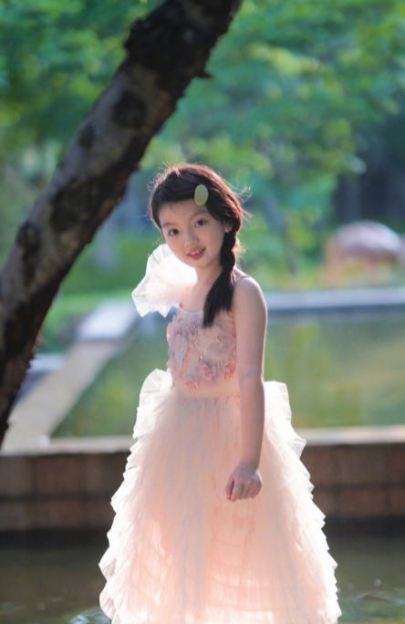 还记得那个要嫁给董大力的阿拉蕾吗?她长大了,像翻版杨超越