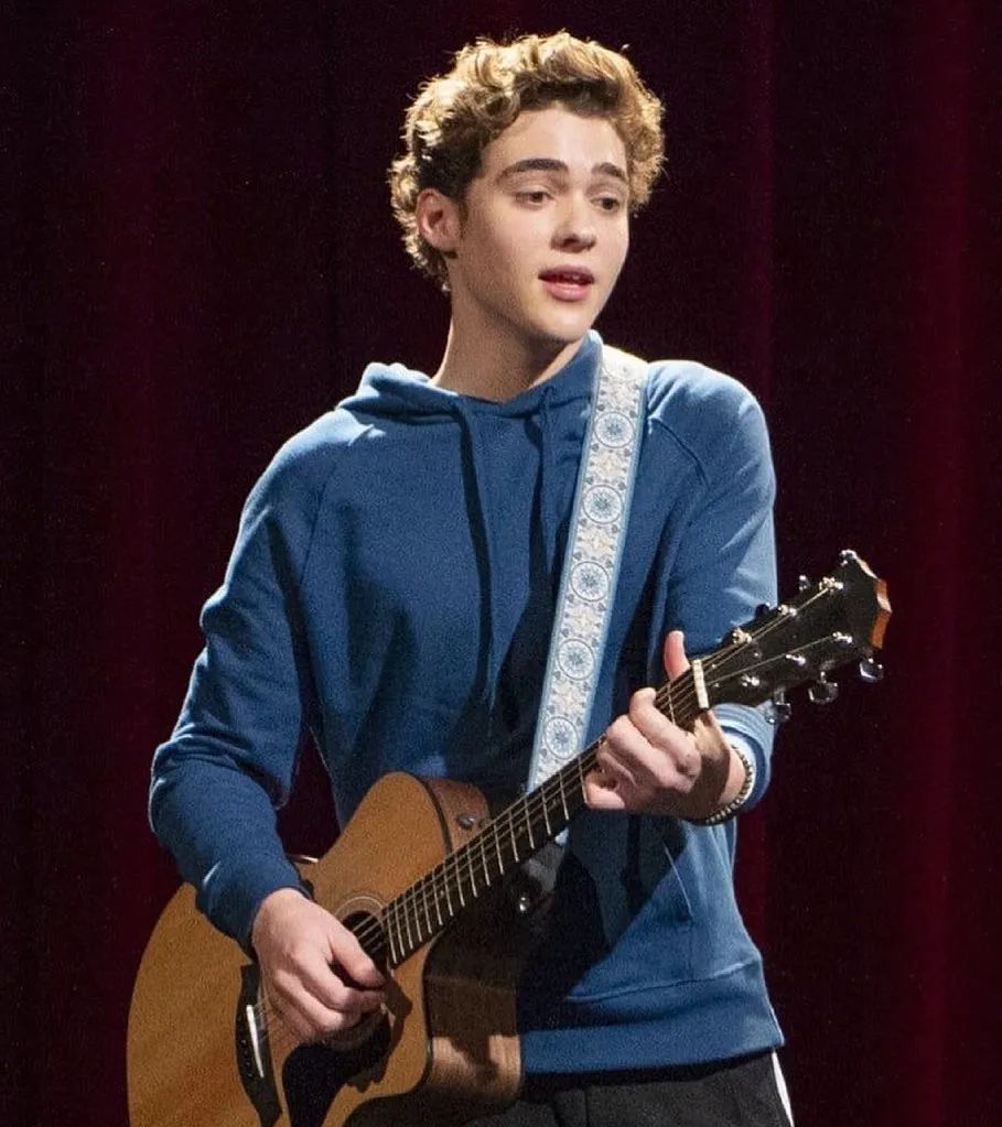 不过,我又仔细看了下joshua bassett 的出柜声明,我发现他真的太会玩