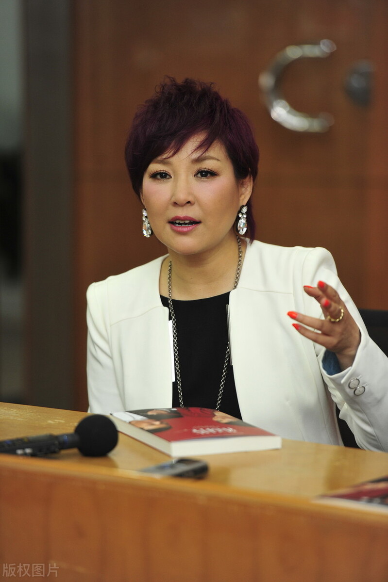 李静近照被拍喜笑颜开心情很好