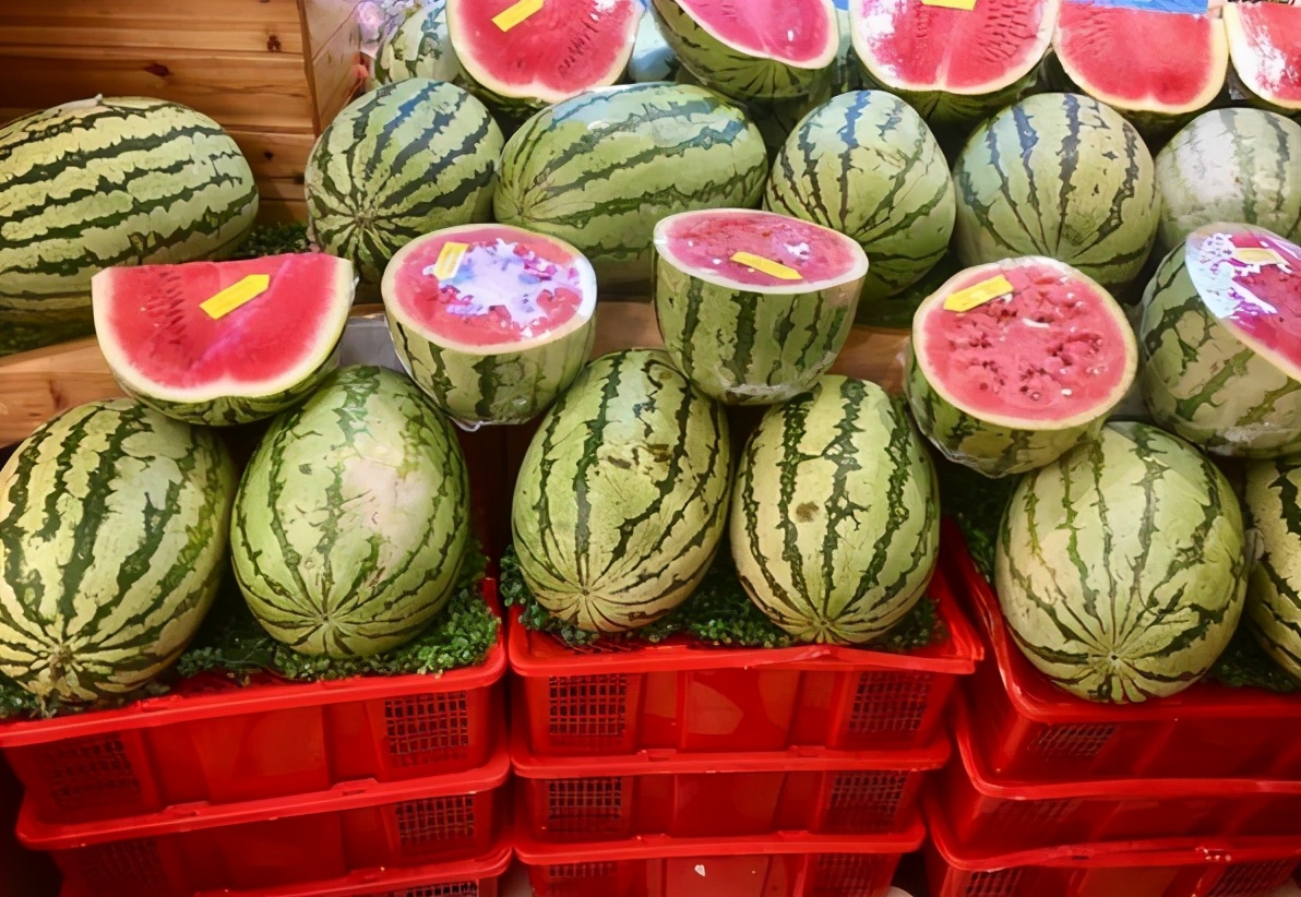 买西瓜别只用手拍,掌握几个挑选技巧,就知道西瓜甜不甜!