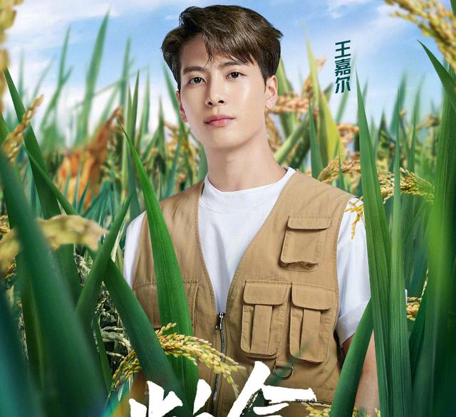 《奔跑吧9》新一期单人海报,全员换上同款服装,唯独两人特殊